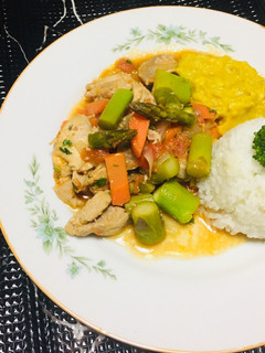 Una foto de Salteado de vegetales con pollo, espárragos, zanahoria más puré de camote con calabaza!