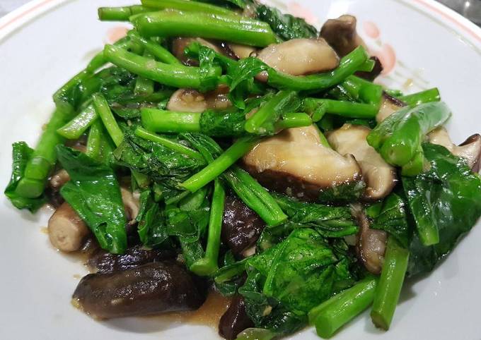 Stir Fry Kailan & Mushrooms in Garlic Oyster Sauce