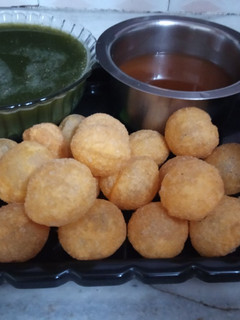 A picture of Mumbai ka famous mouth watering street food, Pani puri.