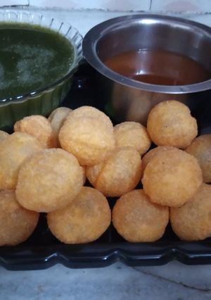 A picture of Mumbai ka famous mouth watering street food, Pani puri.