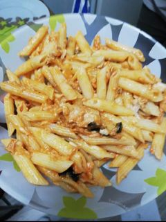 Una foto de Macarrones con atún y aceitunas