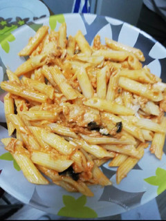 Una foto de Macarrones con atún y aceitunas