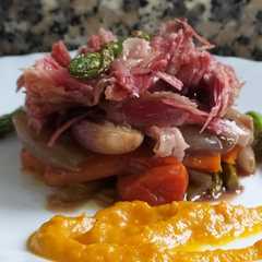 Una foto de Timbal de verduras y lacón asado