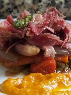 Una foto de Timbal de verduras y lacón asado