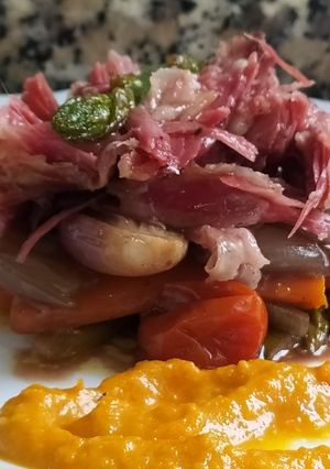 Una foto de Timbal de verduras y lacón asado