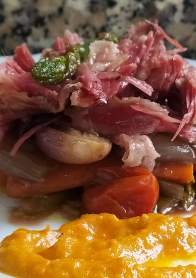 Una foto de Timbal de verduras y lacón asado