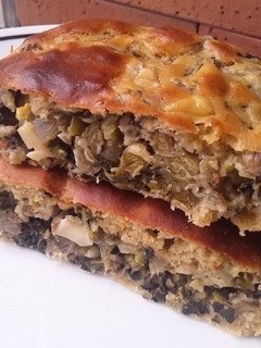 Una foto de Empanada🥧 con relleno de arveja, huevo🍳, acelga🌿 y puerro🌰...🤔
