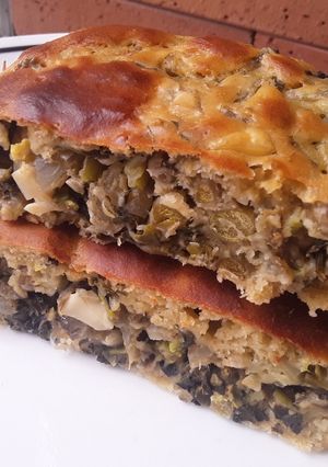 Una foto de Empanada🥧 con relleno de arveja, huevo🍳, acelga🌿 y puerro🌰...🤔