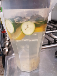 Una foto de Limonada con pepino, menta y jengibre