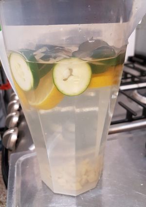 Una foto de Limonada con pepino, menta y jengibre