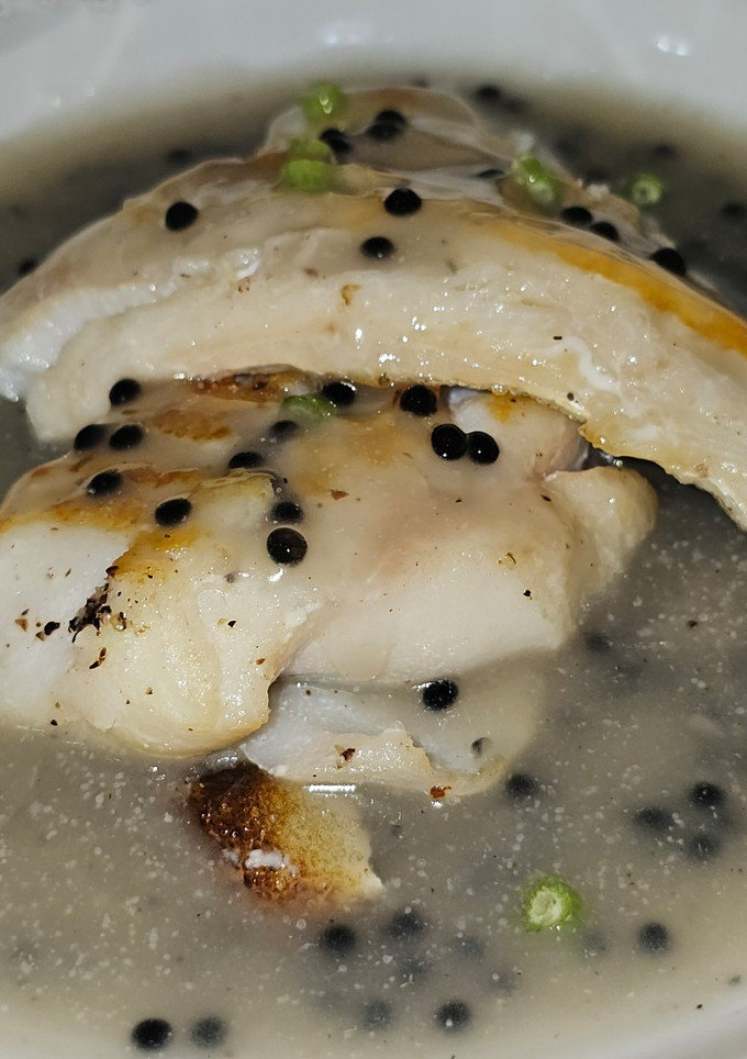 Una foto de Bacalao fresco en su jugo con huevas de lumpus