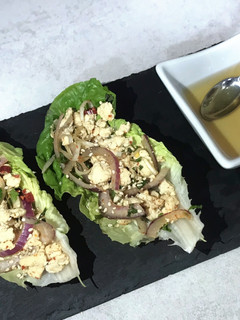 Una foto de Laab gai, ensalada tailandesa de pollo