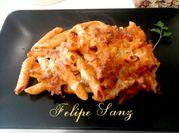 Una foto de penne con bolognesa