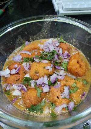 A picture of Sambar vada.