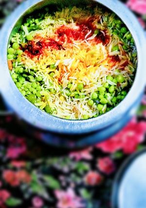 A picture of Yakhni matar pulao.
