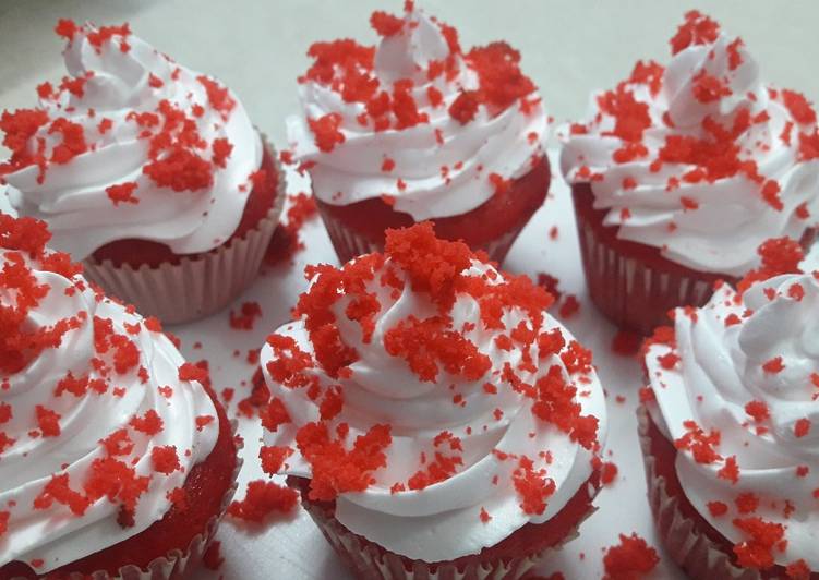 Red cup cakes with chocolate center
