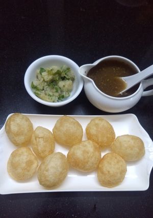 पानी पूरी (pani puri recipe in Hindi) रेसिपी मुख्य फोटो