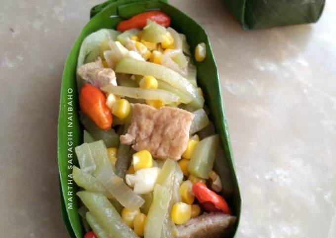 Cara Gampang Menyiapkan Tumis Labu Siam Jagung dan Tahu dengan Takir Persegi Panjang Anti Gagal