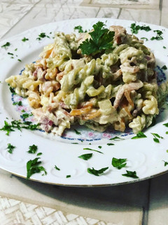Una foto de Espirales de verduras en falsa carbonara y Frankfurt