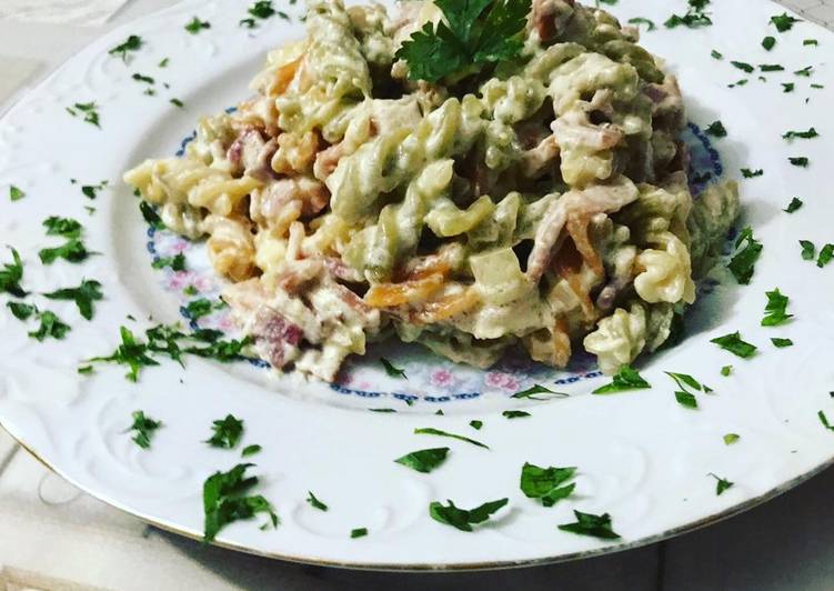 Espirales de verduras en falsa carbonara y Frankfurt