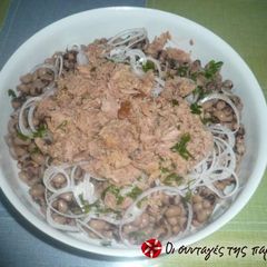 A picture of Salad with black-eyed peas and tuna.