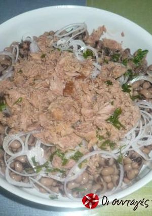 A picture of Salad with black-eyed peas and tuna.