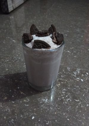 A picture of Oreo chocolate smoothie.