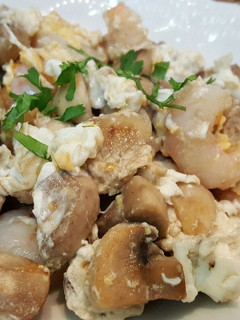 Una foto de Revuelto de champiñones con gambas