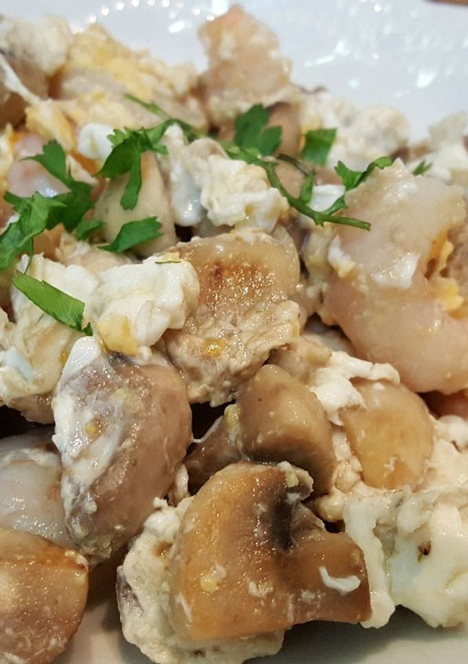 Una foto de Revuelto de champiñones con gambas