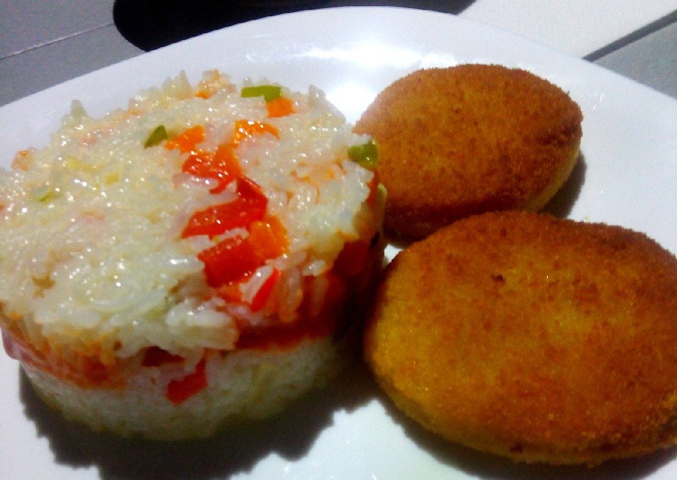 Rodajas de merluza con arroz, tomate y huevo