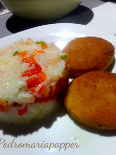 Una foto de Rodajas de merluza con arroz, tomate y huevo