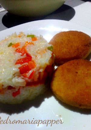 Foto principal de Rodajas de merluza con arroz, tomate y huevo