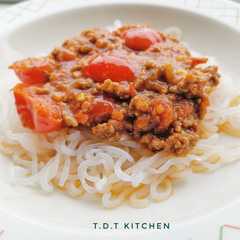 A picture of Shirataki spaghetti bolognese.