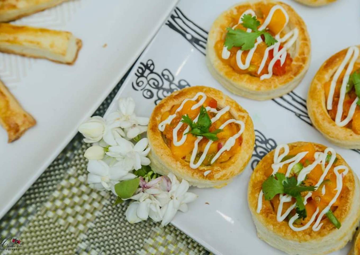 Savoury cups with mango salsa