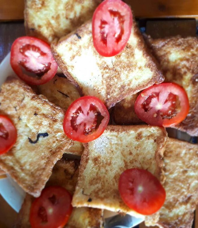 A picture of French toast.