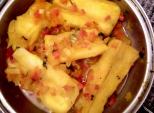 Una foto de Yuca cocinada con Guiso de cebollas, tomate y pimentón