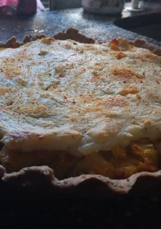 Una foto de Tarta de verduras y salsa blanca 🤯