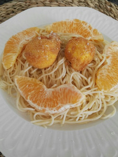 Una foto de Espaguetis con naranja y toque de menta