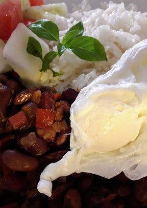 Una foto de Frejoles Negros con Arroz Blanco y Huevo Escalfado a lo Carmelita