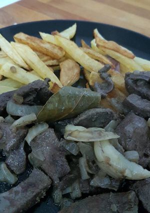 Una foto de Hígado con patatas