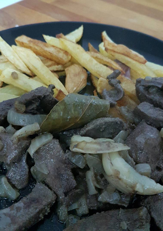 Una foto de Hígado con patatas
