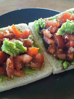 Foto principal de Tostadas de guacamole con tomate