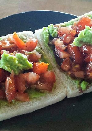 Una foto de Tostadas de guacamole con tomate