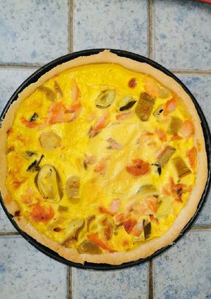 Une photo de Le mélange délicieux de saumon frais/poireaux dans une tarte