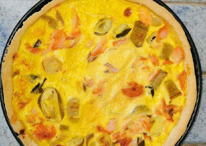 Le mélange délicieux de saumon frais/poireaux dans une tarte