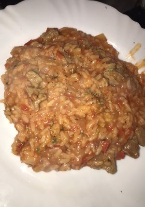 Una foto de Arroz carmín con carne