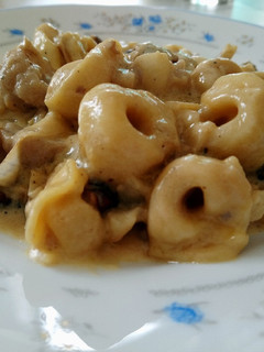 Una foto de Tortellini de queso con verduras