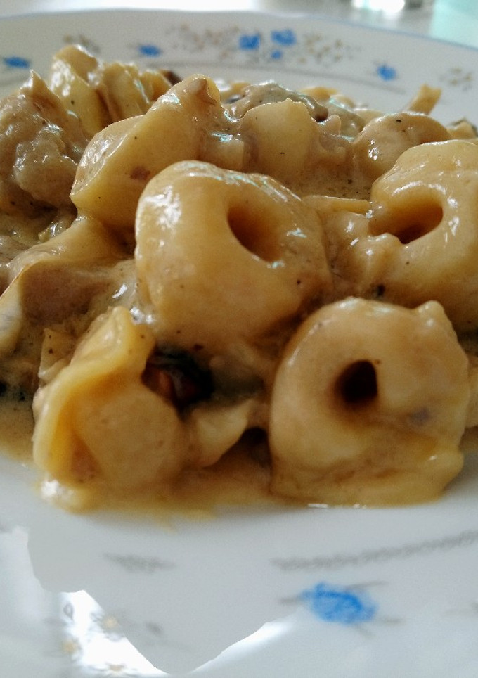 Una foto de Tortellini de queso con verduras