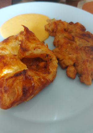 Mediterrán raguval töltött batyuk ropogós krumplival és sajtszósszal recept fotója