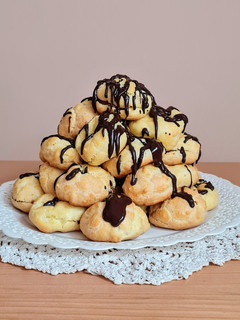 Una foto de Torre de profiteroles rellenos con dulce de leche 💣 🐽 🐷 🐖